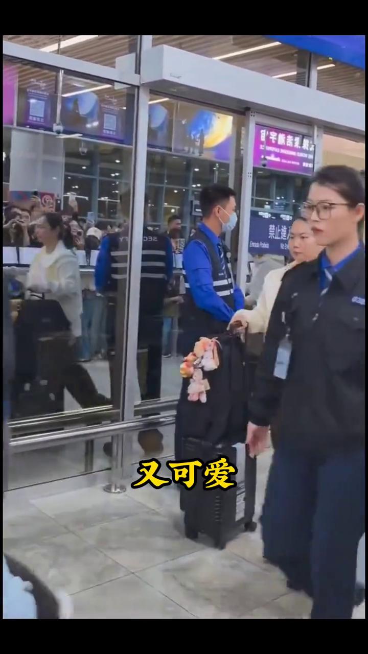 国乒天团抵达澳门，现场人山人海。
·紧随王浩，孙逊走出的是王楚钦。藏青拼色冲锋衣