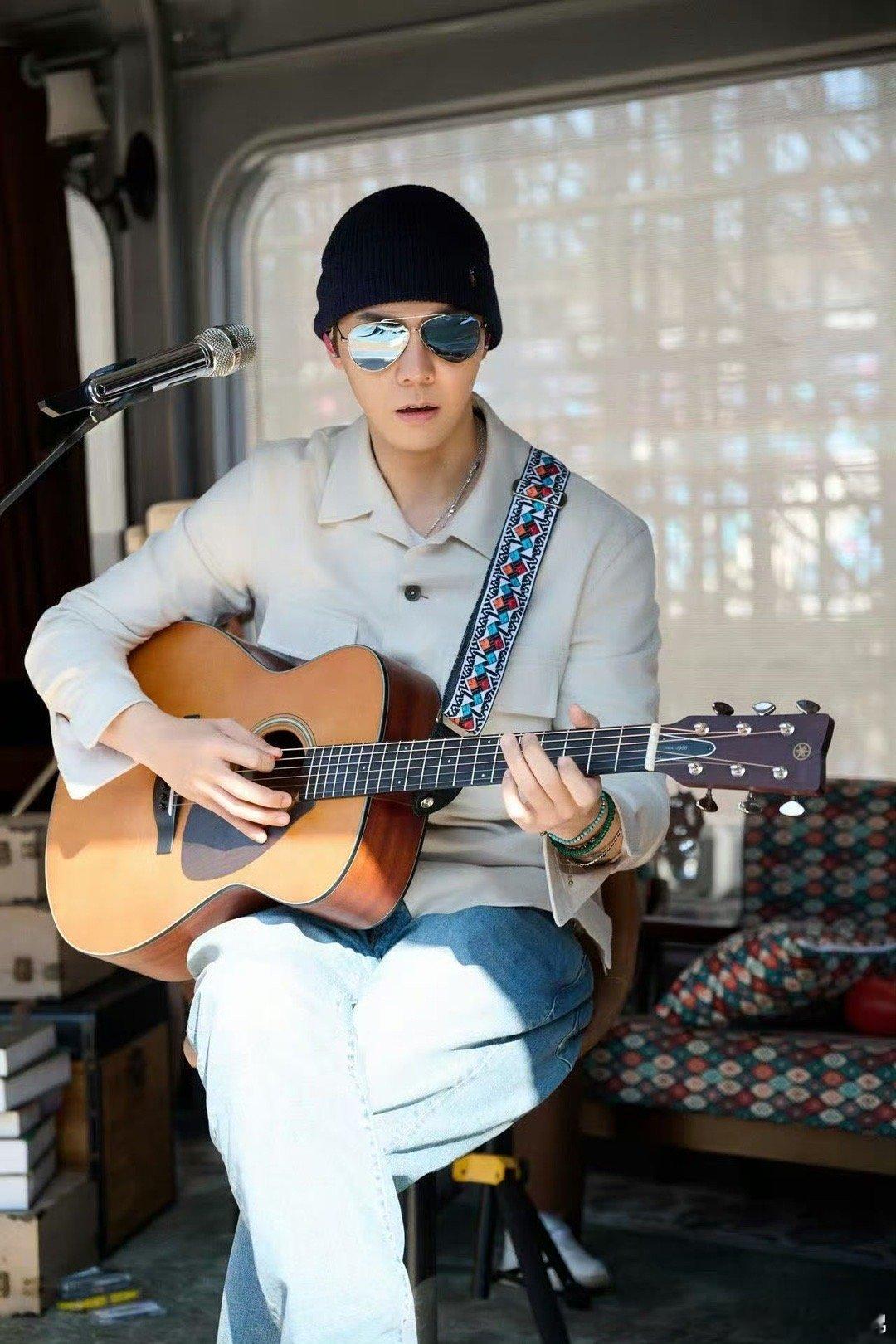 陈伟霆 衣服越浅唱跳越狠初代唱跳歌手的实力永远能打！陈伟霆跨年彩排一身浅色系造型