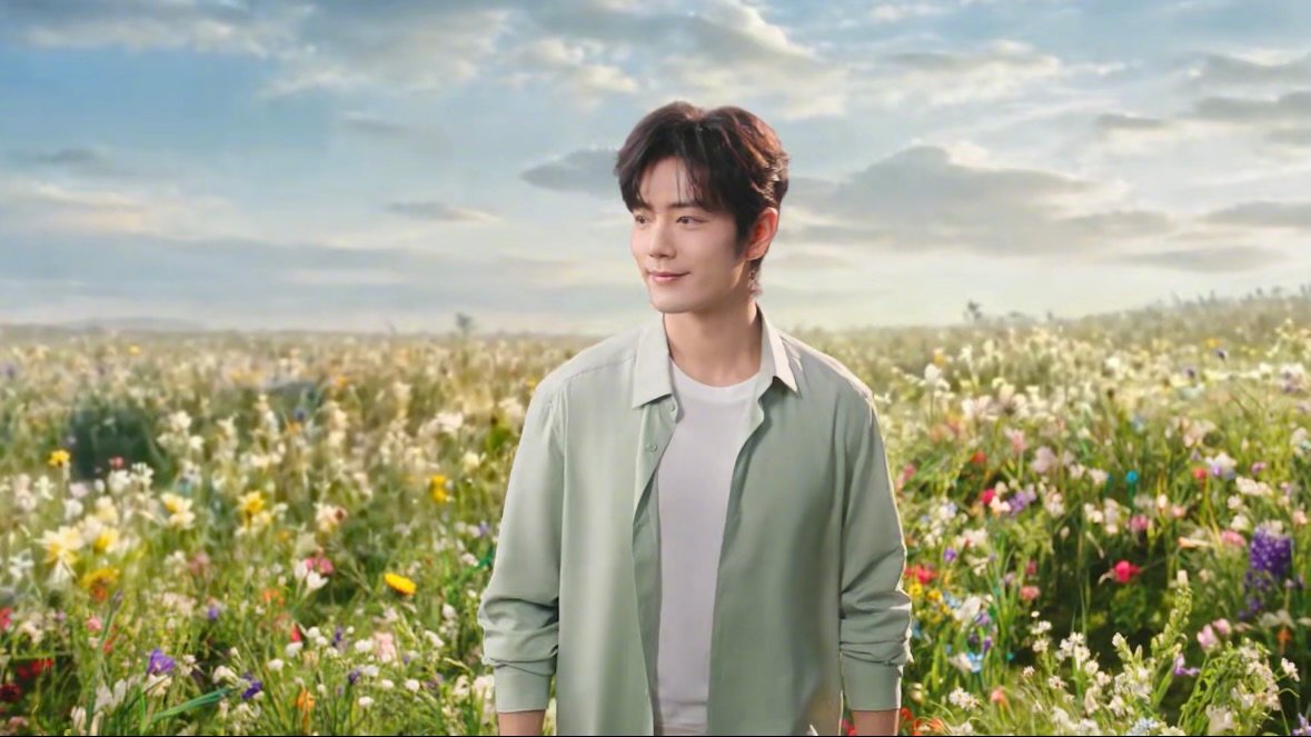 光影里的肖战植愈美学 看完这支TVC，最直观的感受是「舒服」。肖战在光影中的状态