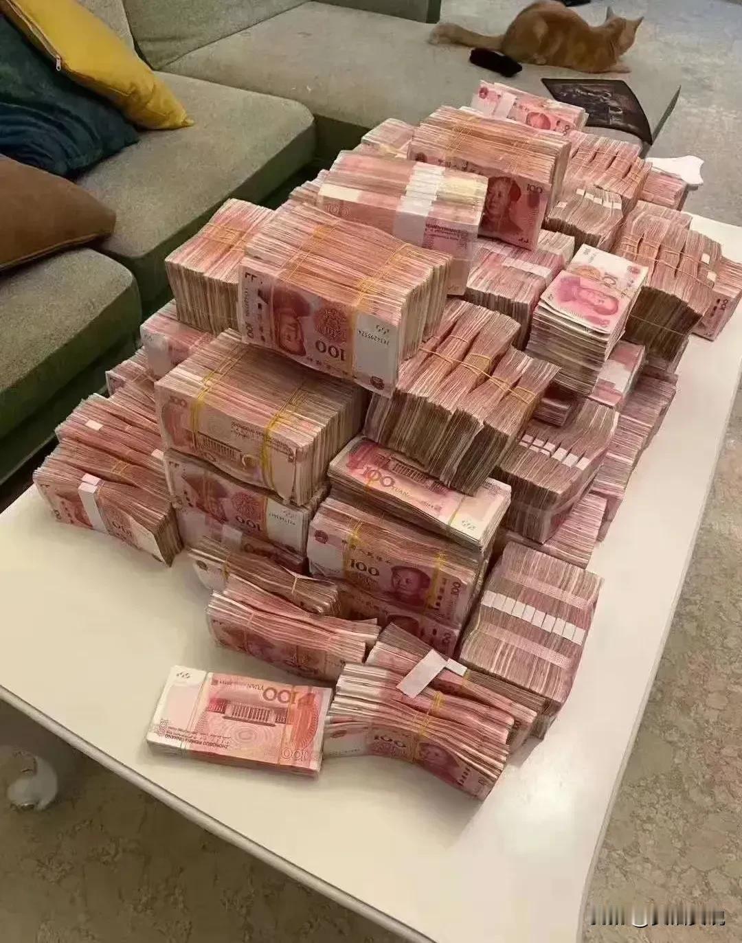 经过本人鉴定，这个钱肯定是假的！！！
如果是真的，怎么可能放这么多现金在家里？多