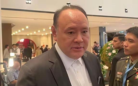 菲律宾防长特奥多罗对路透社记者说：中国援助没什么值得谢的。你看，这就是帮人的代价
