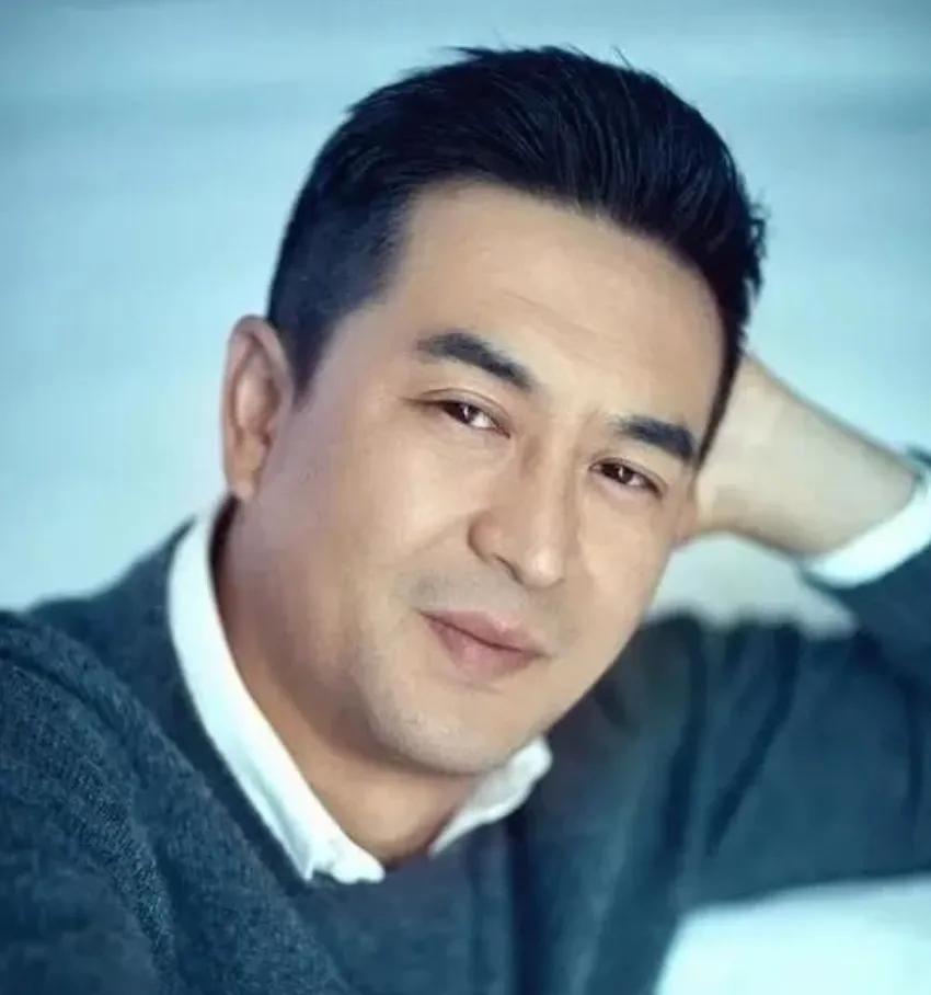 竟然当着媒体的面，怒斥：“他之所以娶我，就是想利用我，靠我父亲上位。”

这话一