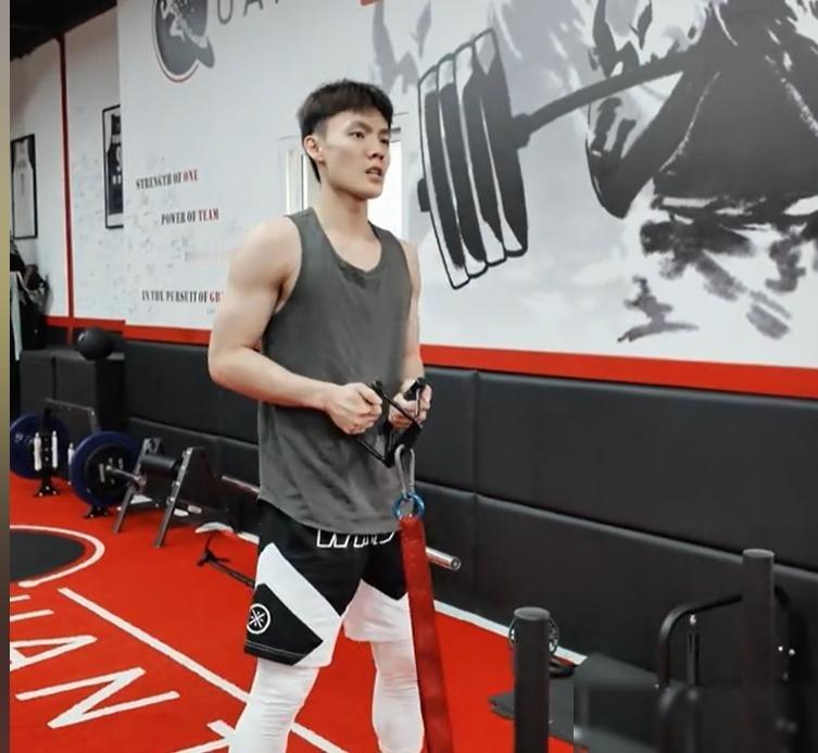 据广东体育媒体人透露。，徐杰已经着手准备前往美国进修篮球技术了。结果篮协一道临时