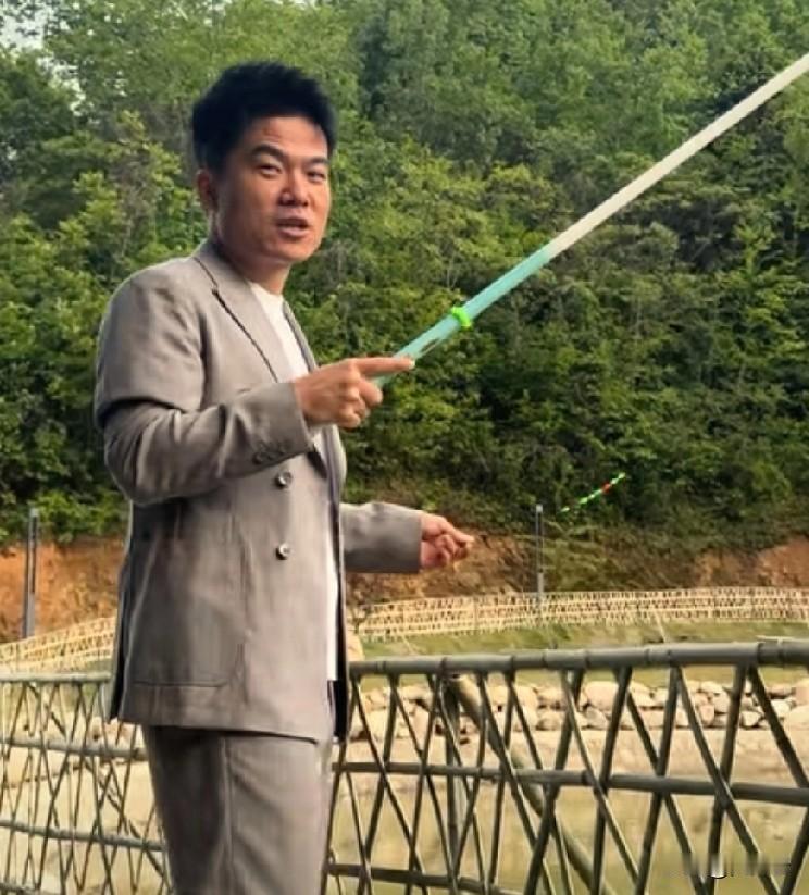董宇辉到底多久没好好发一个视频了？像这样又有人，又有声音的视频可真是少见，看来回