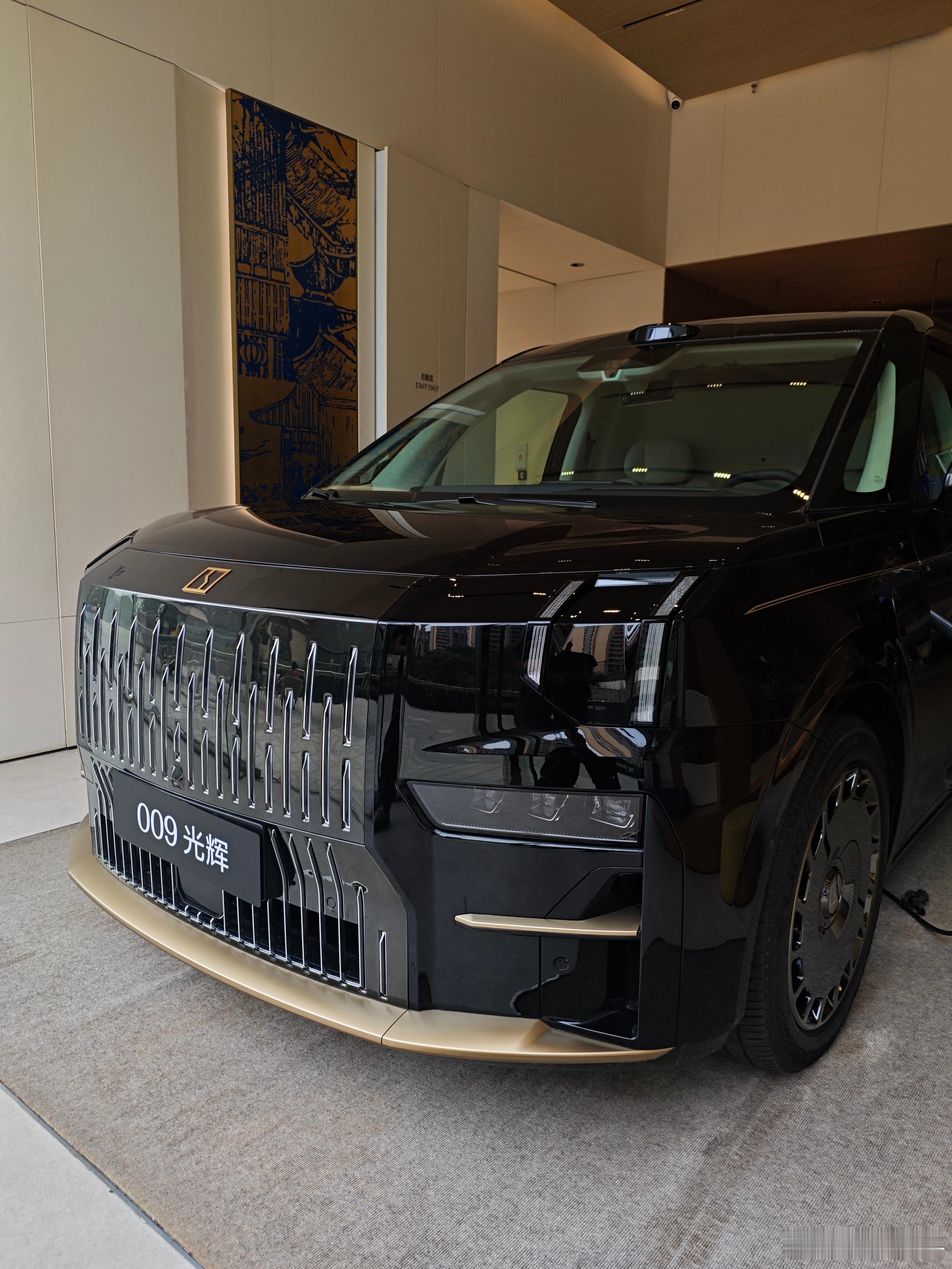 车架号150000的极氪009光辉典藏版到西安了，黑金配色确实非常尊，金色原来是