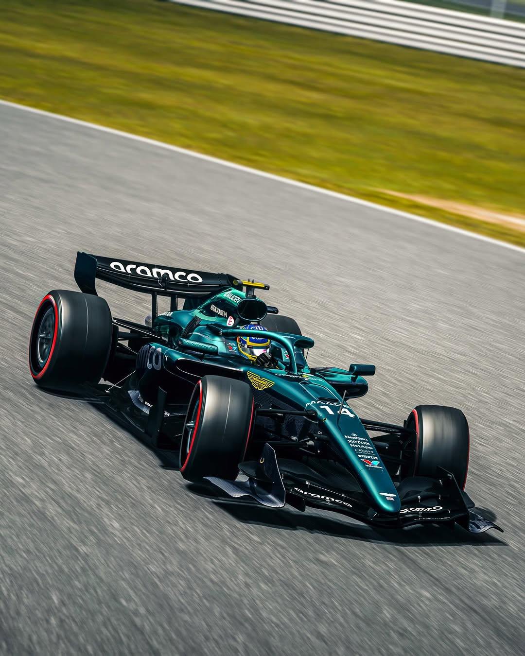 分享我这周有趣的事：F1赛车为什么躺着开，F1赛车手半躺着开车可以降低车身高度，