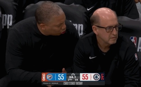 这个镜头，是范甘迪对泰伦卢上半场最后时刻的盲目挑战不满！ 新赛季篮不住 ​​​