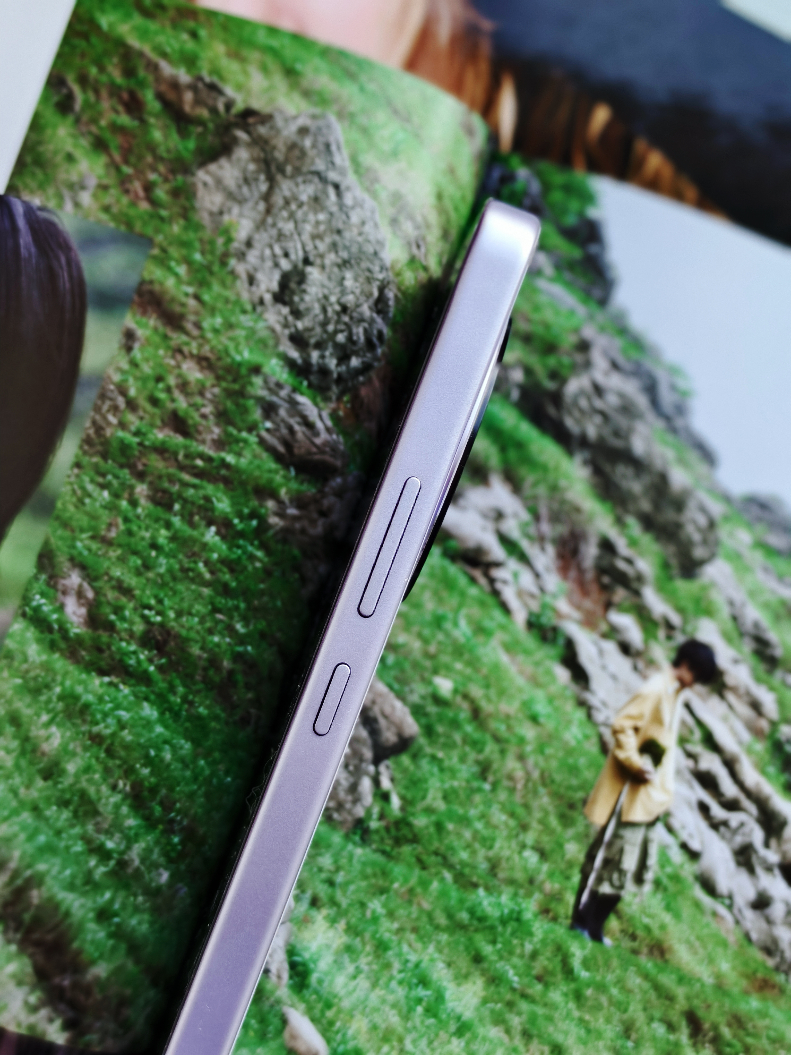 vivo Y500马上就要发布了，先来一波美图。说实话，这次新机的「龙晶紫」配色
