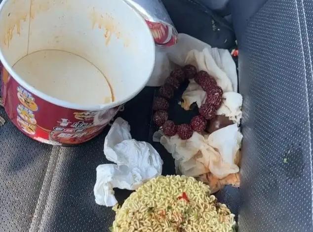 我同事老刘，一辆手动挡老捷达开了十年，宝贝得不行。公司团建，新来的小伙子想借他车