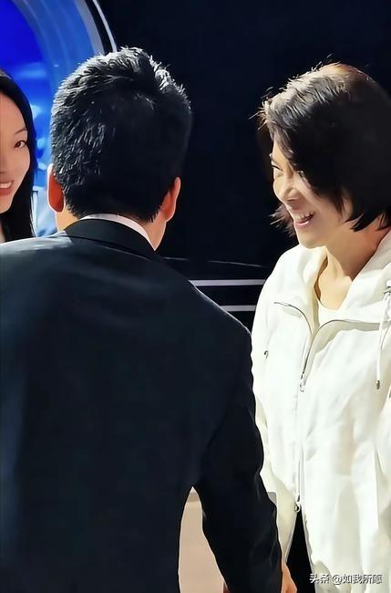 见过董明珠在公开场合的各种表情，
要么是严肃地板着脸讲质量，
要么是犀利地怼记者