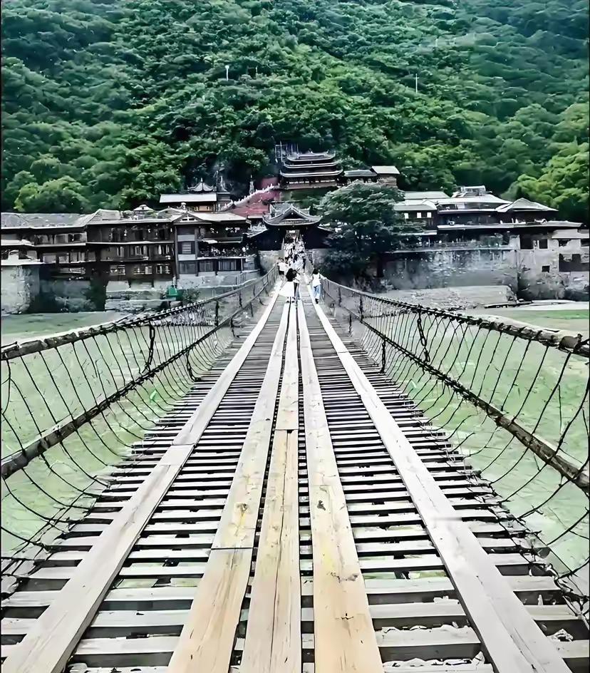 近日！一名女子和老公到四川甘孜旅游时来到了泸定桥上，女子站在桥边突然嚎啕大哭，不