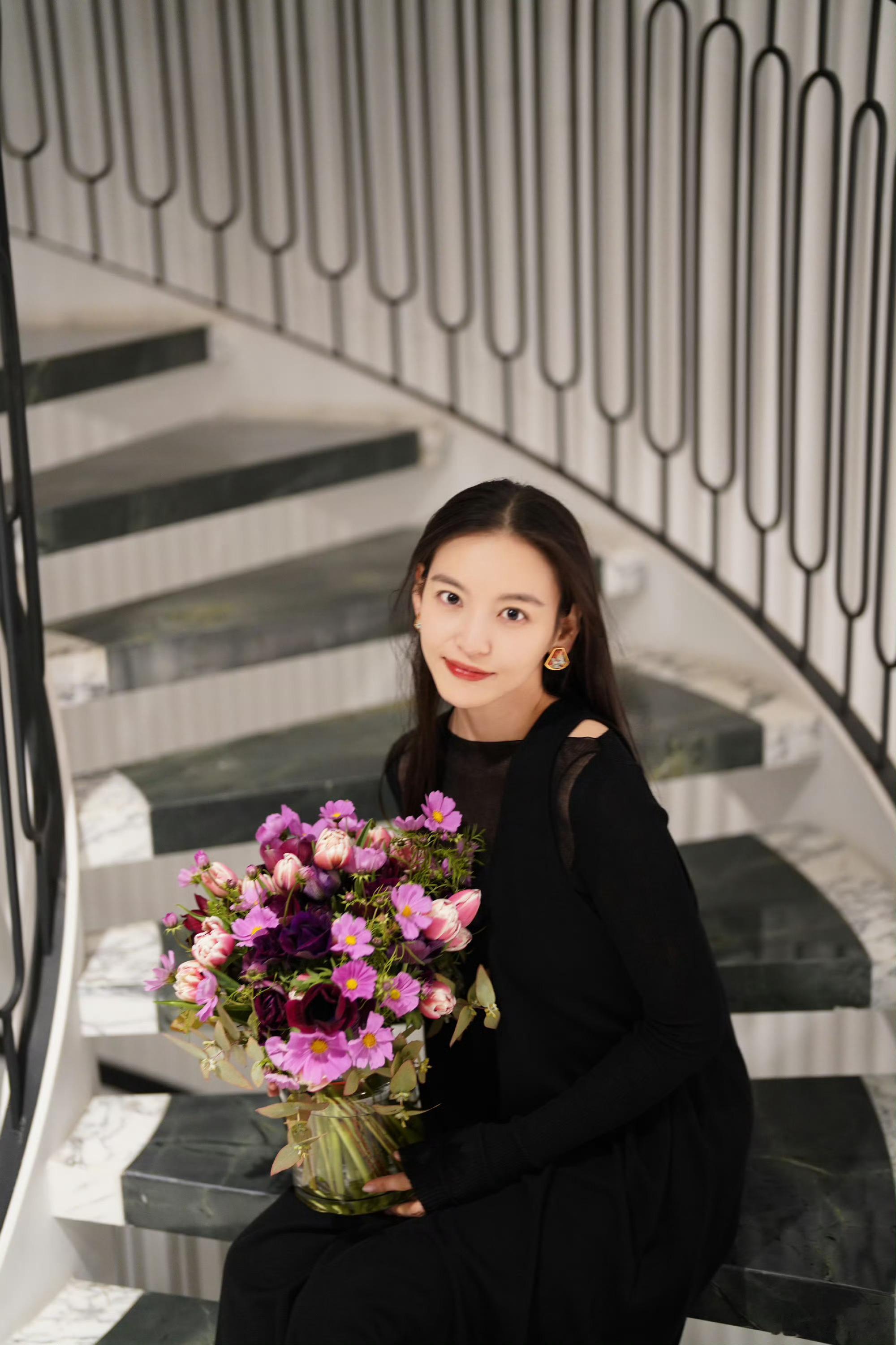 花开锦绣的配角《花开锦绣》尤靖茹塑造的傅左氏气场拉满，阴郁悲凉又极具冲击力，戏里