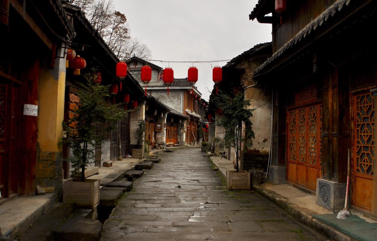 当下国内县域文旅迎来快速发展热潮，多地依托本土山水与民俗资源盘活地方经济。不少小