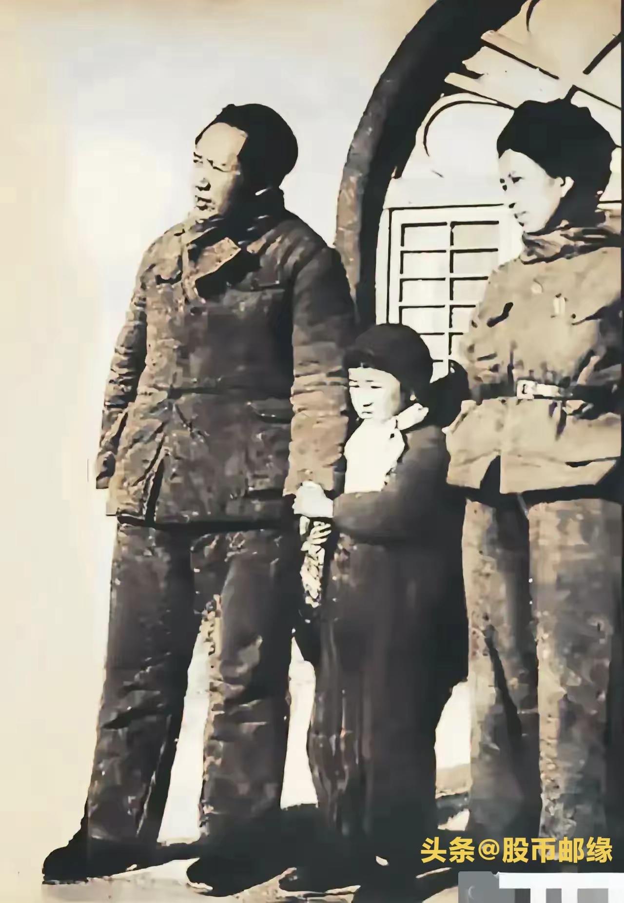 一张毛主席像，几代中国人的信仰与深情
 
家里墙上挂的那张毛主席像，看着普通，却