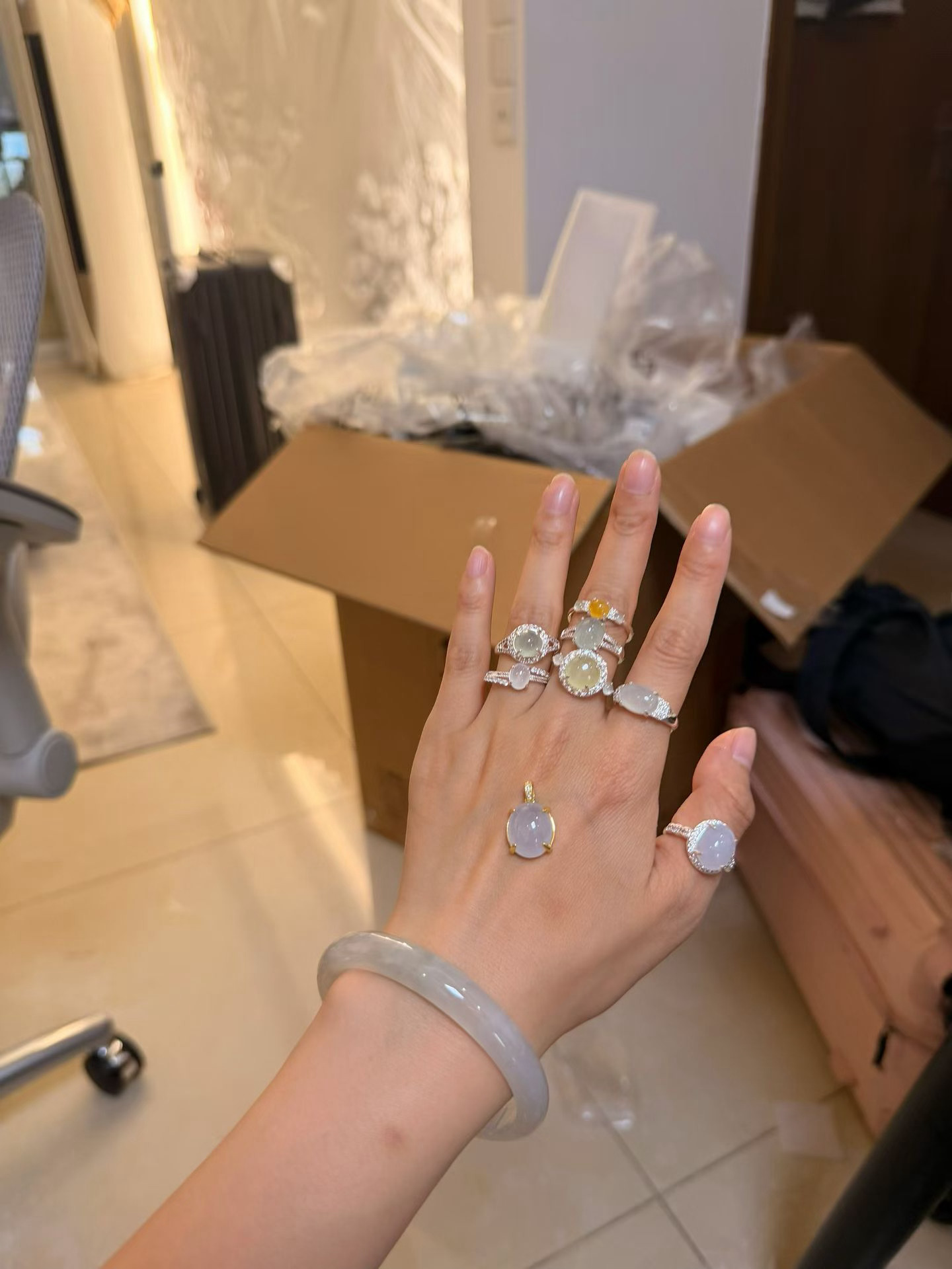 她家翡翠太好看了 又便宜 ，我真没忍住🥹！她家名叫：兴翠珠宝叮当镯叮当翡翠。直