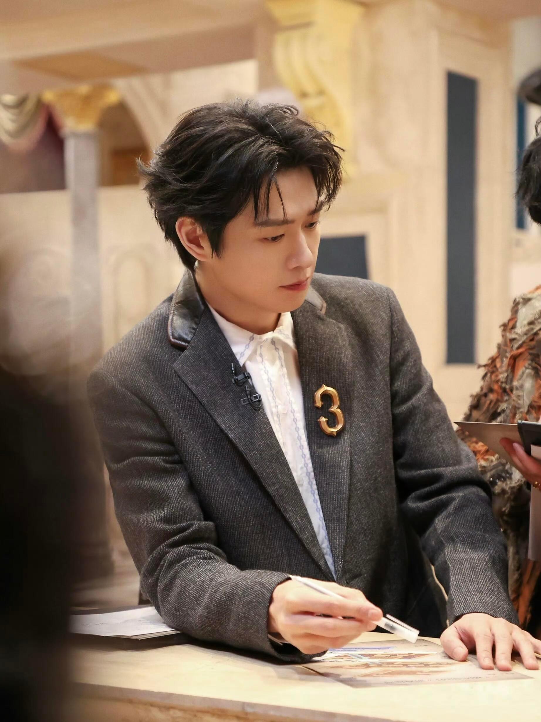 魏大勋接受这个人设太快了可是魏大勋在这次节目里的形象也太帅了吧 