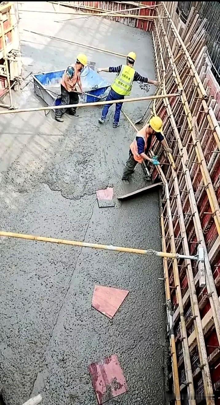 今天浇筑混凝土时一道墙的模板胀模导致混凝土跑完了现在让木工清理浪费的混凝土的
