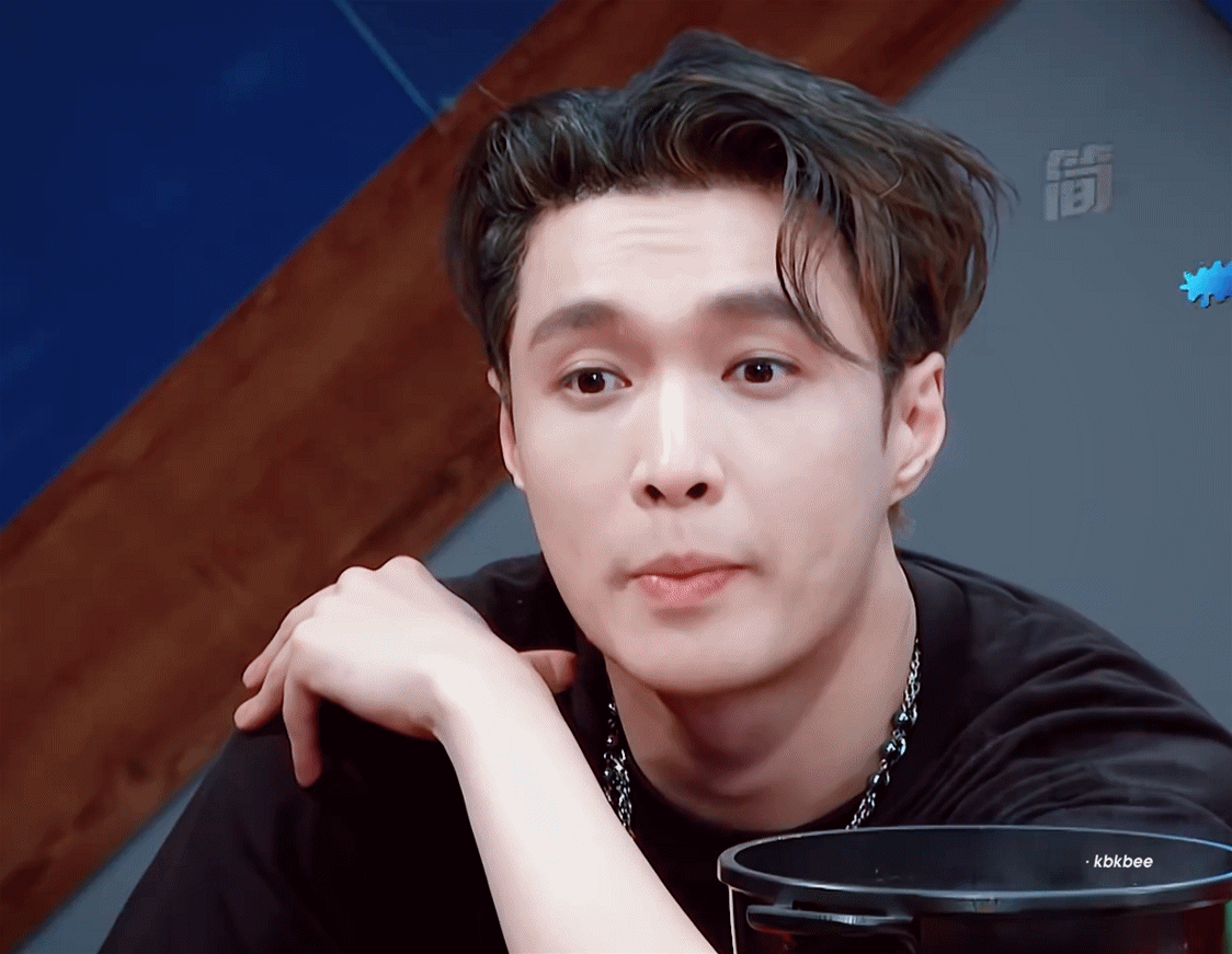 张艺兴 国话红利有博主说粉丝拎不清，他进了国家话务院，吃了很多红利，体制内的编制