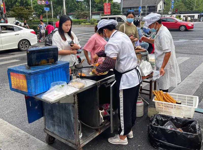 辞职摆摊卖早餐，我妈骂我疯了，第一个月就赚够上班3个月工资！
 
上个月我递了辞