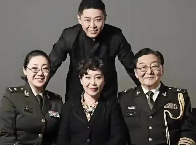 16岁被扔进军营，亲爹是拍《大决战》的翟俊杰
 
那年冬天，北京零下十度，16岁