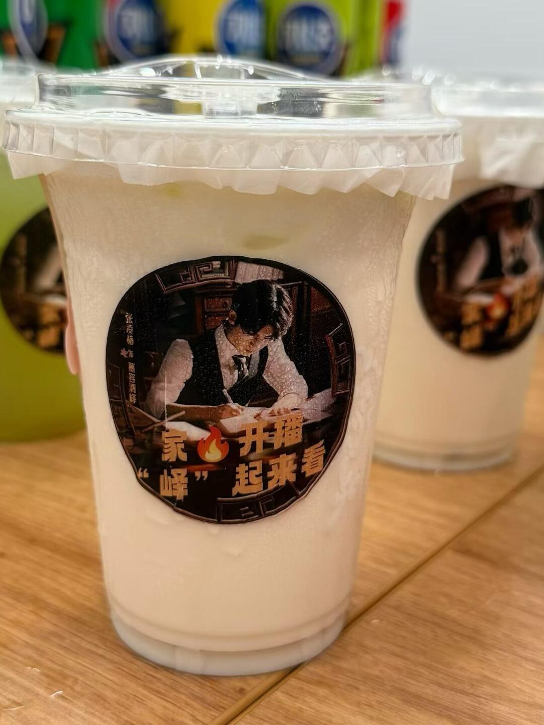 张凌赫请客工作人员奶茶薯片 张凌赫又双叒叕请客了！《这一秒过火》请🥝工作人员喝