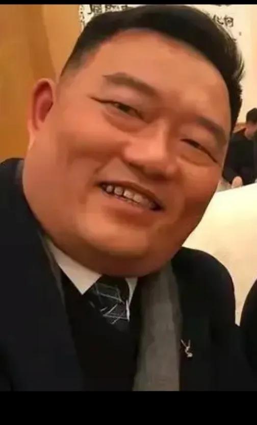 突然感觉这两个人长的好像亲兄弟，都是才华横溢，出口成章，国士无双的天才。都很有深