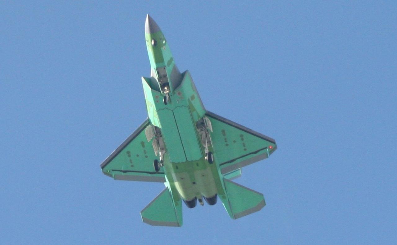 为何是“绿皮机”？歼-35新年第一飞

  近日（1月6日），在航空工业沈飞的试