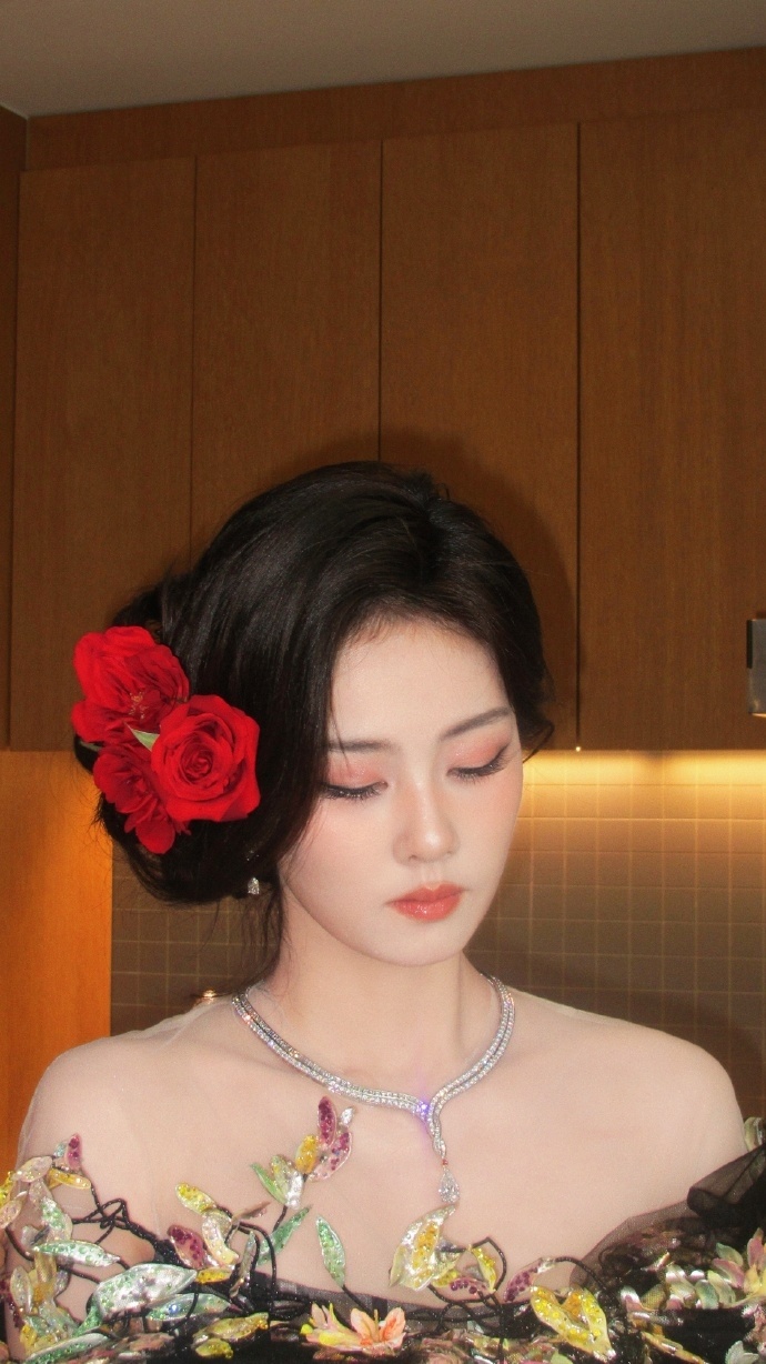 白鹿花精灵白鹿发间簪花今世漂亮 白鹿花精灵，白鹿发间簪花今世漂亮，谁懂这个白鹿的