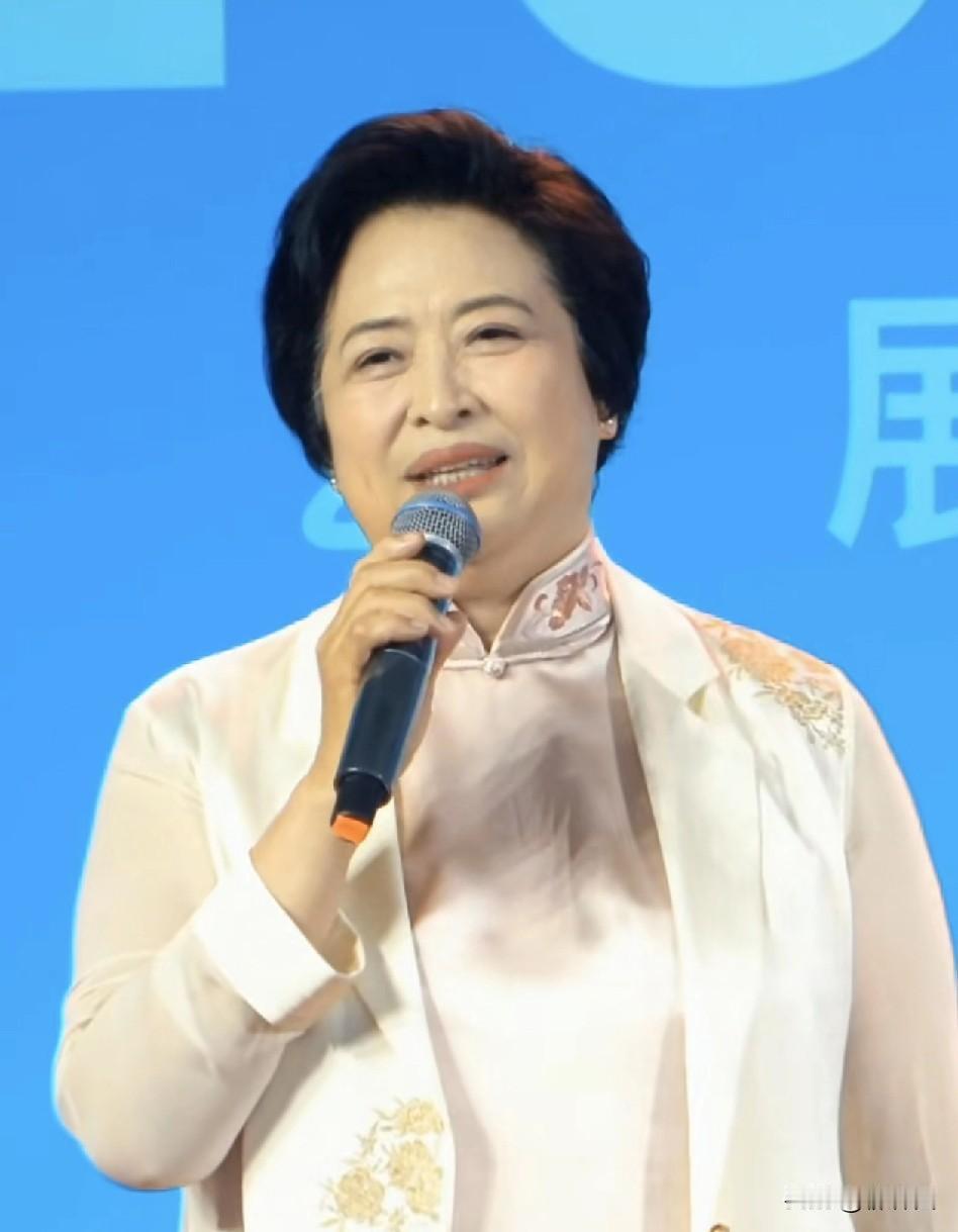 67岁的“老戏骨”许娣越来越优雅从容了。不仅外貌上显年轻，更散发出一种由内而外的
