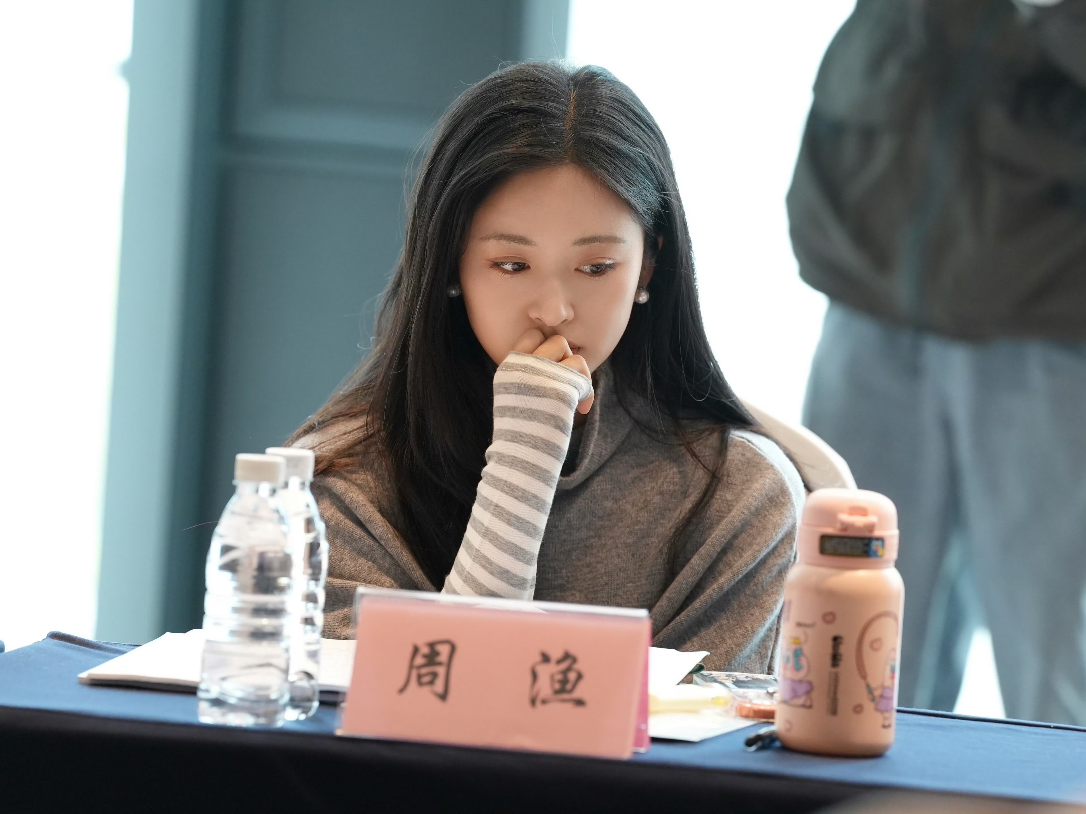 嗑颜bot 投稿  沈月新剧开机围读剧本幻视周渔老师在批改作业 