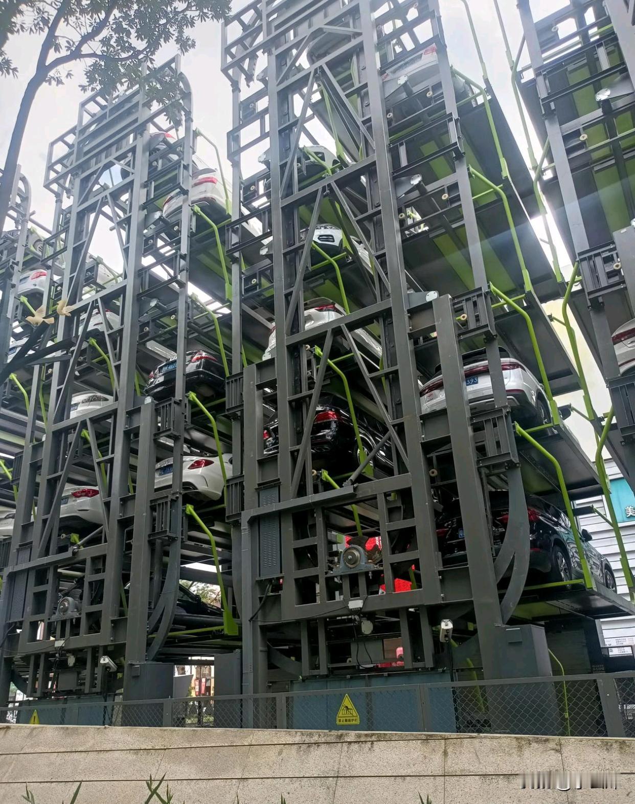 这样的停车方式挺方便，又不占地方，为什么没有普及呢？