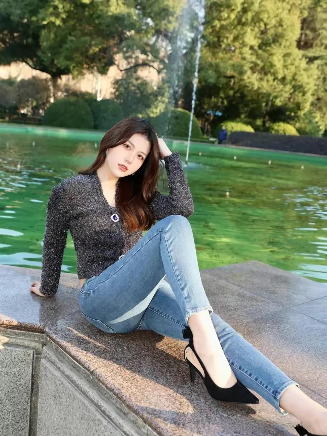 波浪长发美女，深灰色上衣，紧身牛仔裤九分裤，黑色高跟鞋！
