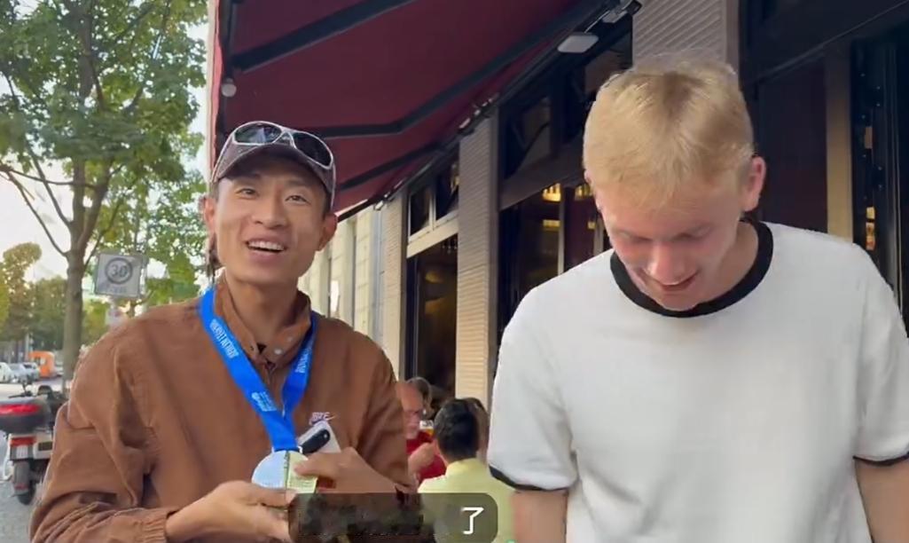 柏林马拉松赛场，一段有趣的小插曲火了。
吴向东跑出2小时07分56秒刷新PB，激