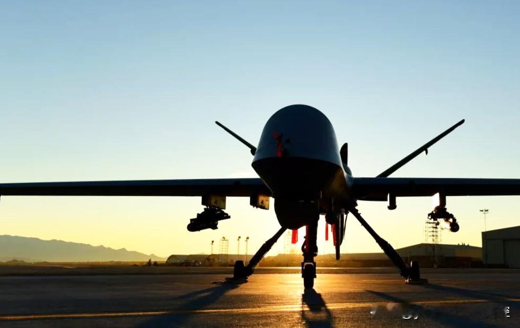 【美军18日继续扬威太平洋】
美国防部2月18日发布通报：
    根据战争部长