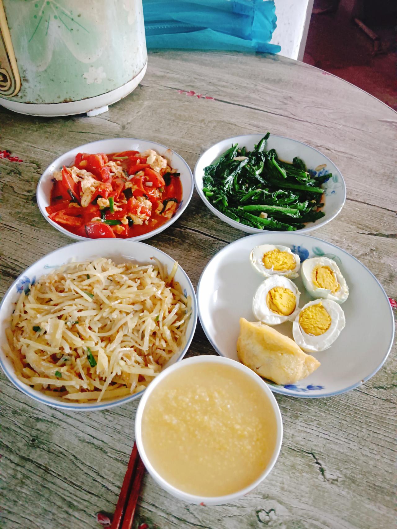 家里没有老爷们干活，吃这样的饭菜还行。如果男人在外面干活，吃这样的饭菜他们干活都