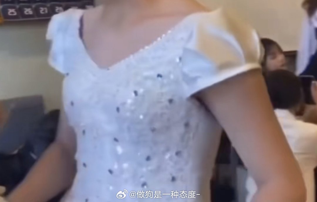 吕思瞳的身材穿女装竟然一点都不违和……完全小吕孩…… 