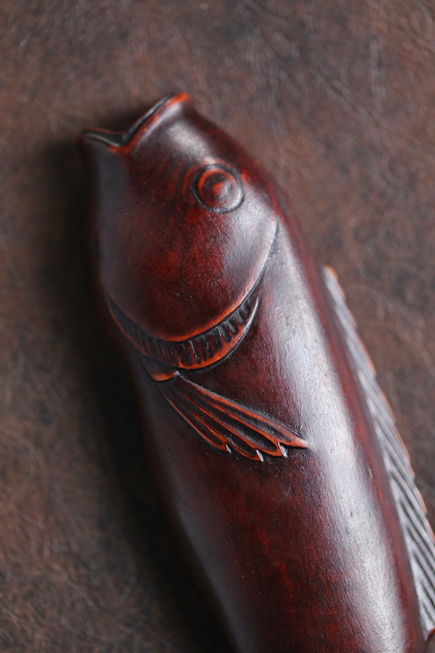 黄杨木 | 鱼形茶则茶则正面浮雕鱼身，鳞鳍分明，眼口传神，线条流畅圆润，将游鱼的