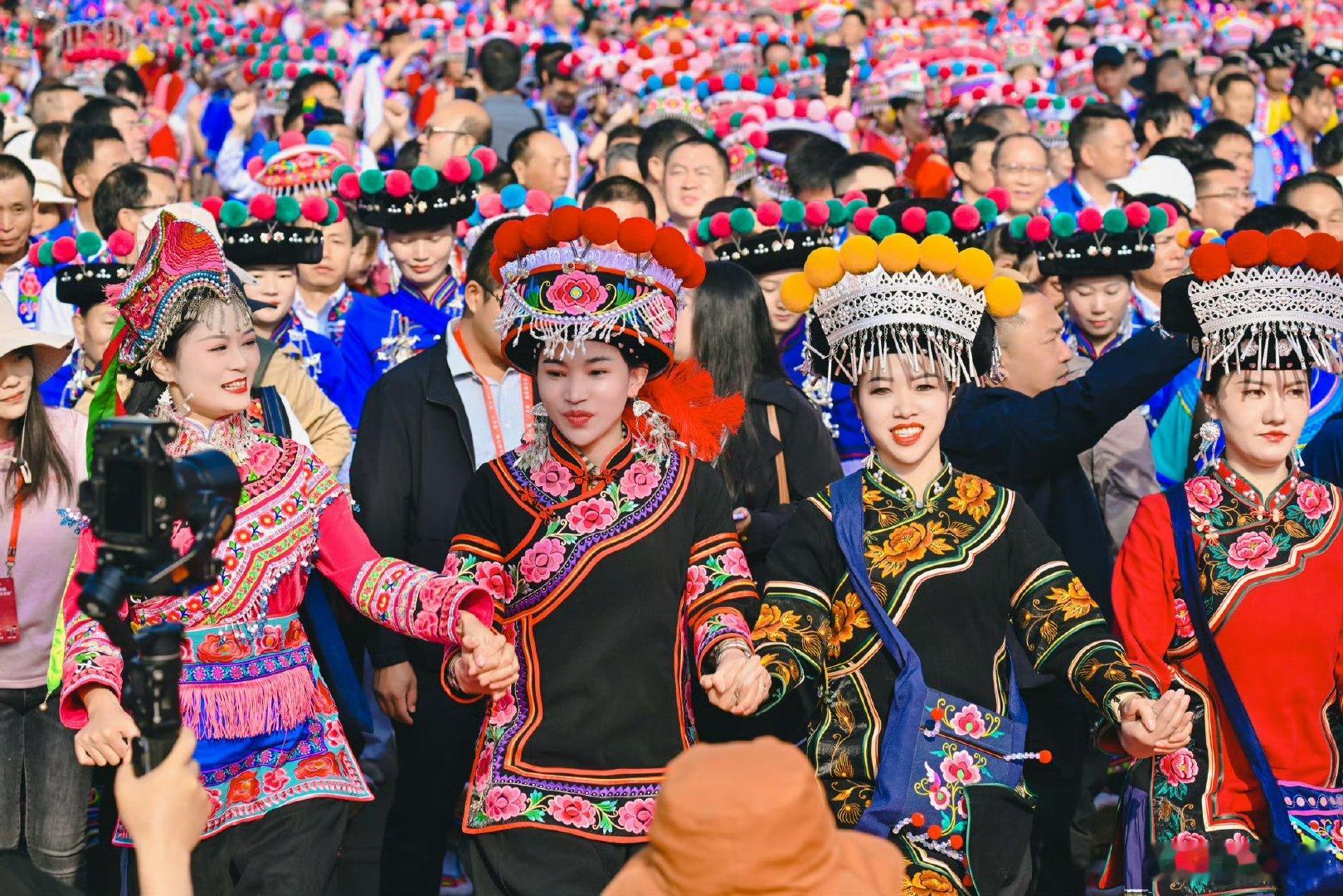 舞动彩云南从山巅到湖畔，不同民族的脚步踩在同一片土地上，衣袂翻飞之间，是最接地气