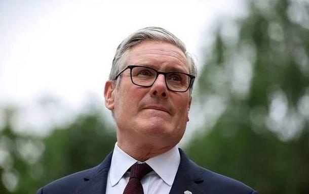 斯塔默刚宣布卸任的英国首相，前脚刚迈出唐宁街十号的大门，后脚就盯上了一块“大肥肉