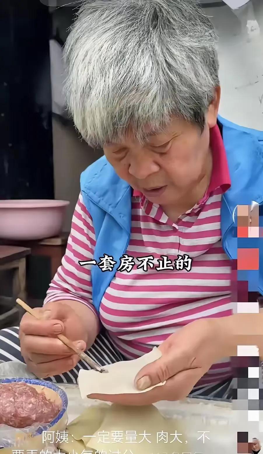 苏州卖馄饨的大娘火了。
不是因为她的馄饨有多好吃，而是她说的一句话。
那句话是：