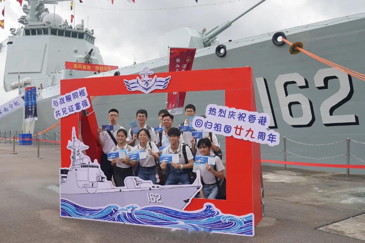 香港市民看见海军军舰真是新旧两重天:1. 历史反差：昔日列强军舰开进香港逼迫割地