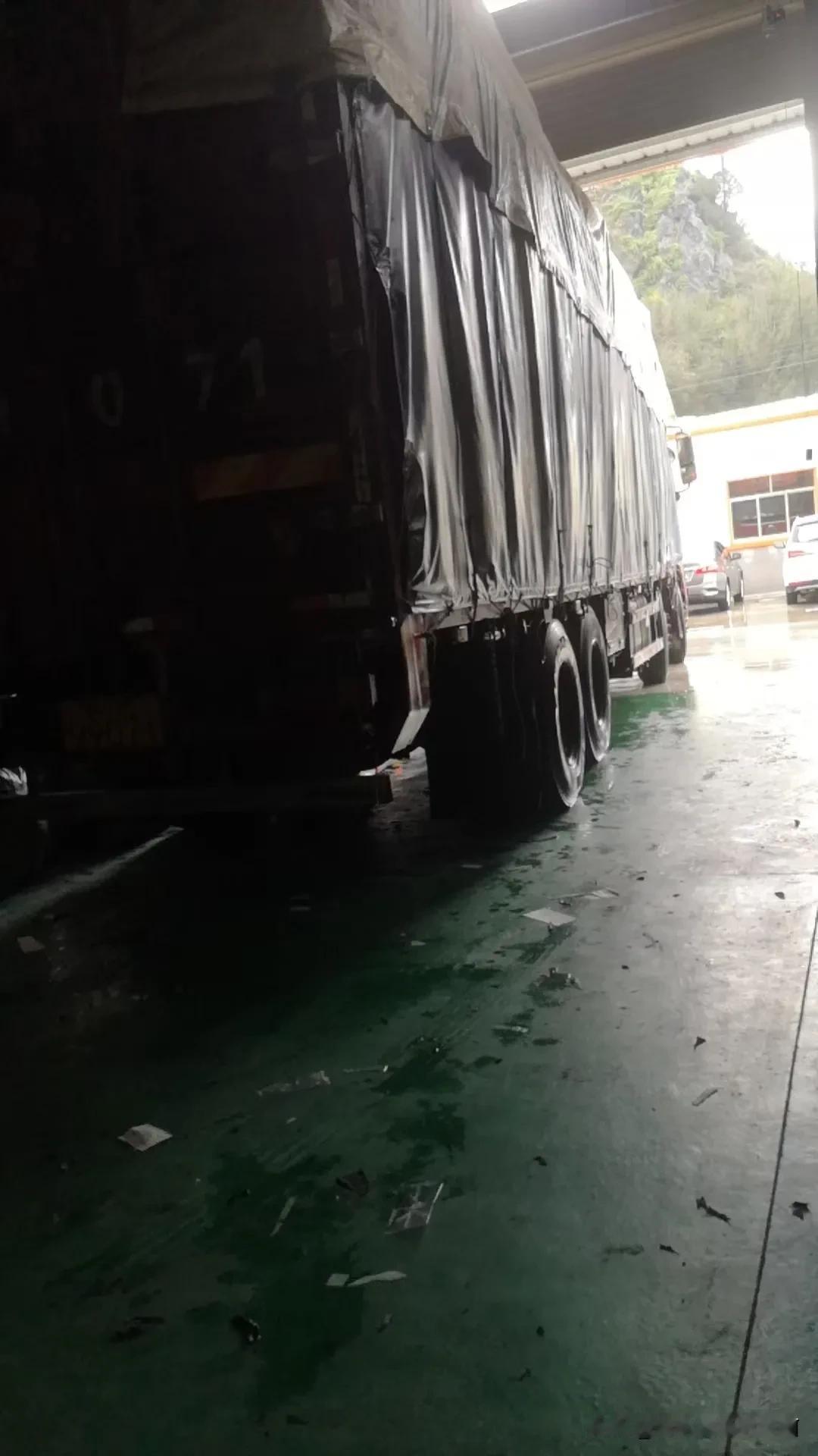 下雨制衣厂卸货
话说雨天干活还是不太好做，湿答答的，布条都有水，打滑，手都不好出