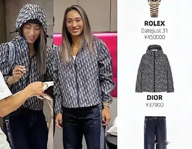 郑钦文夺冠后一身行头50万，够县城买套房！她爸当年卖房供她打球