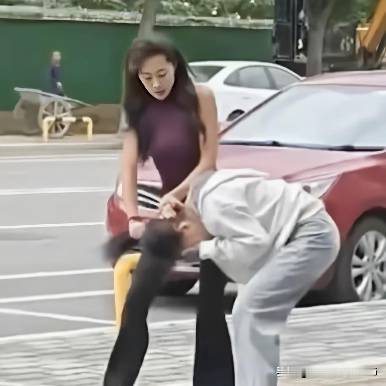 四川一职院漂亮女大学生出轨有妇之夫，被原配捉住当街暴打。

原配骑在小三身上又打