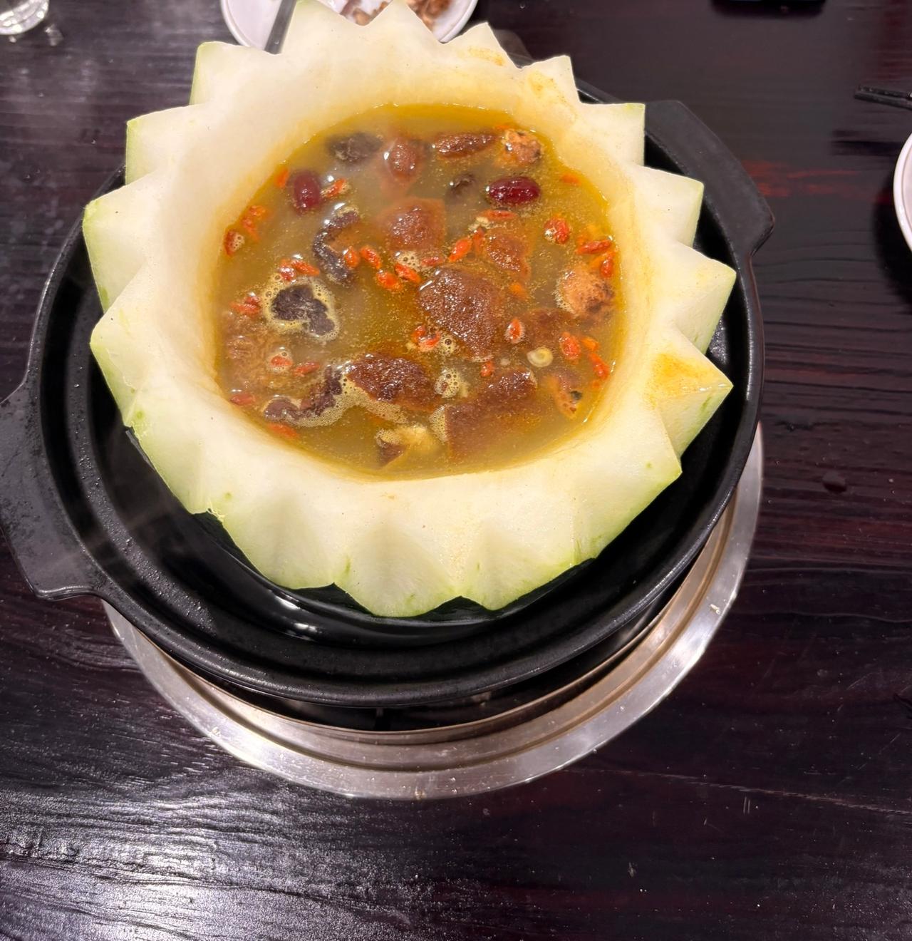 以前看的视频说有这种冬瓜煲鸡，
非常想去试一试。

昨天晚上去点了一个冬瓜煲鸡，