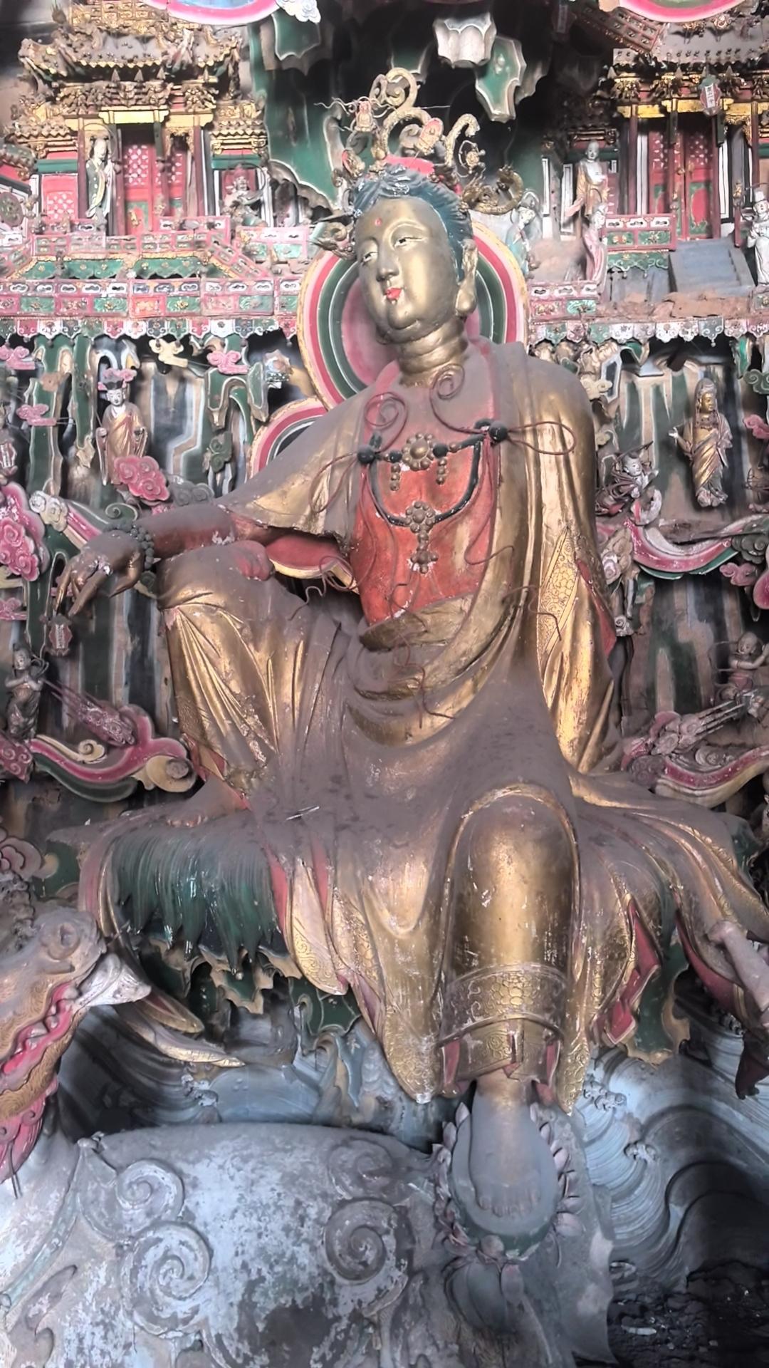 在时光长河里漂荡
寻觅着那一抹灵魂的光
世间最美的相逢
是遇见灵魂伴侣的模样
