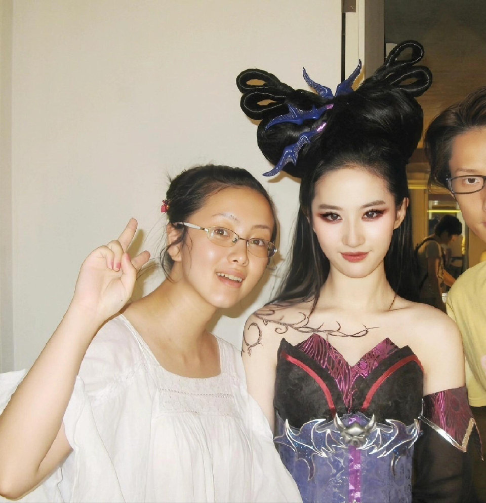 杀马特的妆容也阻挡不了刘亦菲的美貌！ ​​​