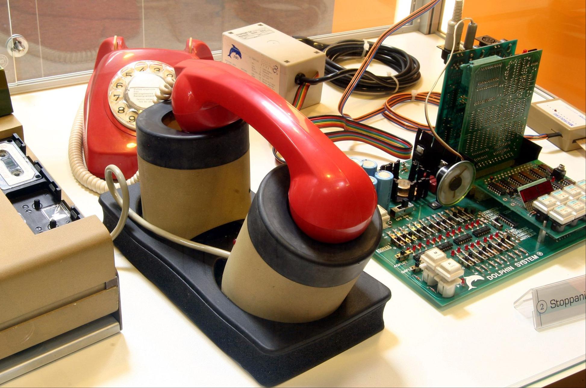 拨号上网尘封往事：当三个聋哑人，向巨头发起革命