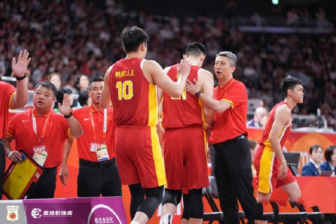 周琦主动表态愿出战亚运会被拒据多家媒体消息交叉确认：亚运会开赛之前，周琦已经主动