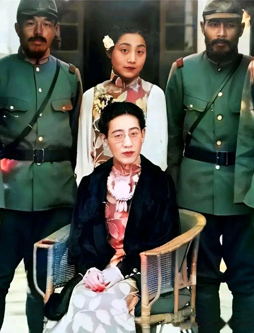 照片中坐着的这个女人就是被日本称为“帝国之花”的川岛芳子，很难想象，就这颜值当时
